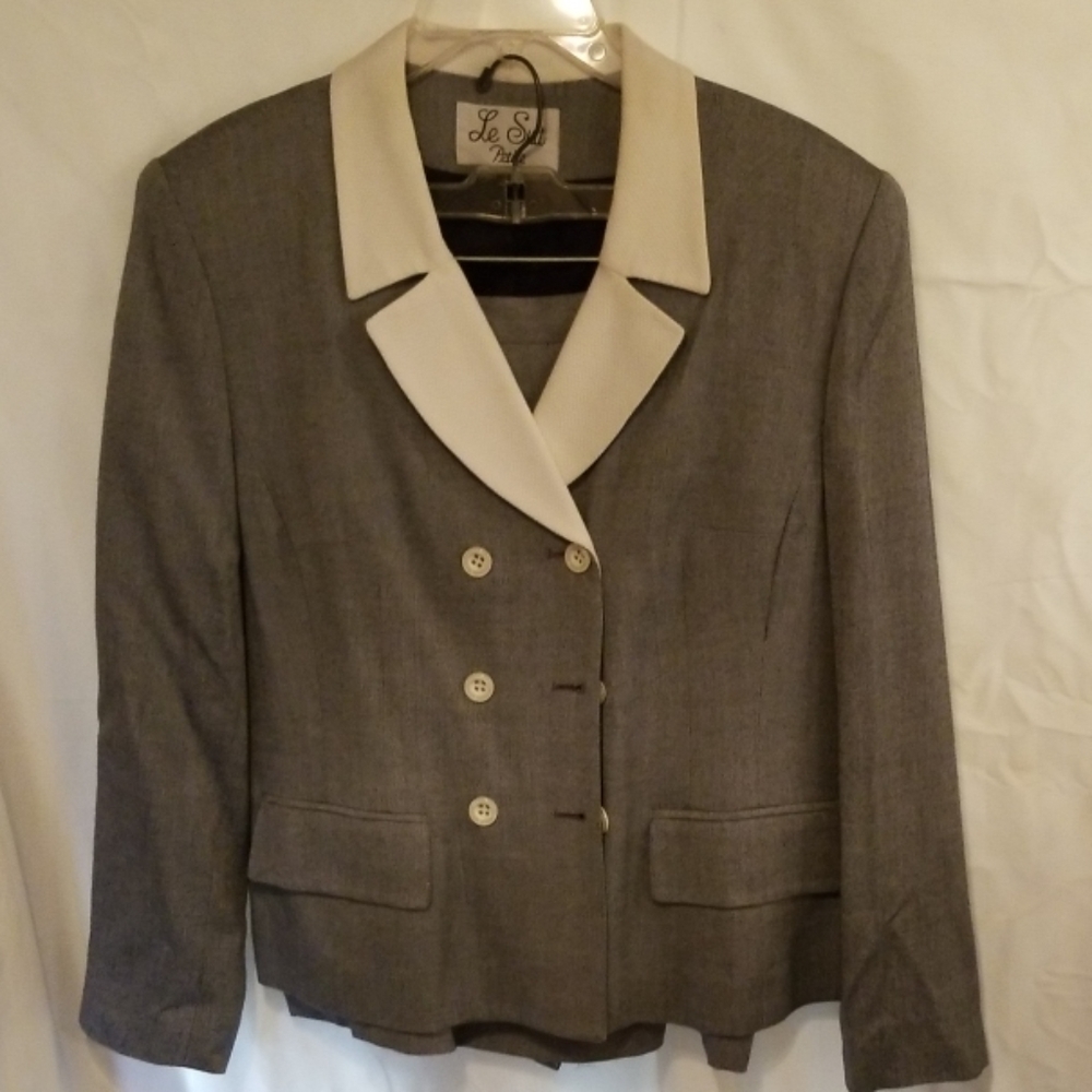 Le Suit